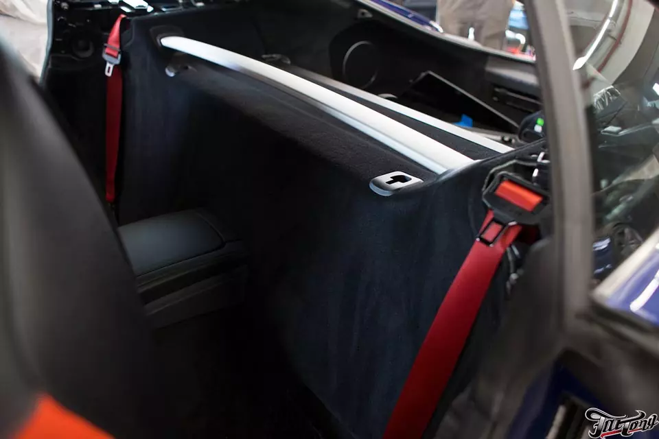 Mercedes AMG GT. Пошив задней стенки в алькантару. Окрас спинок сидений и распорки в черный глянец.